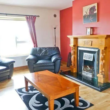 Semesterbostad Sallywood House